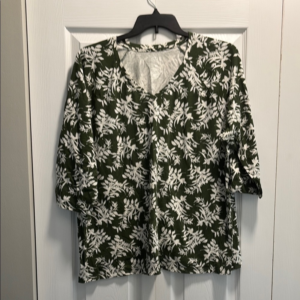 Green 3/4 Sleeve Boxy Blouse with Floral Pattern